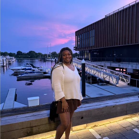 Meet your Posher, Amanda - Picture 3 of 4